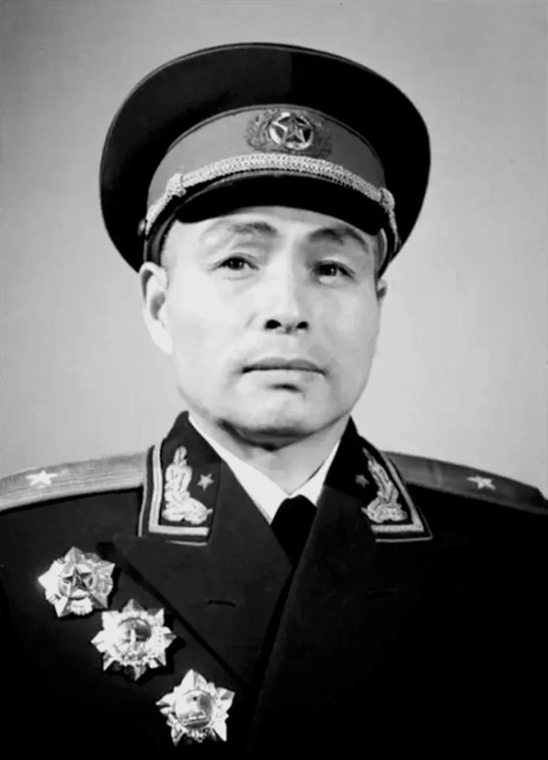 两任卫生部部长的开国少将,响应江南体育app下载入口
号召积极推广“赤脚医生”模式