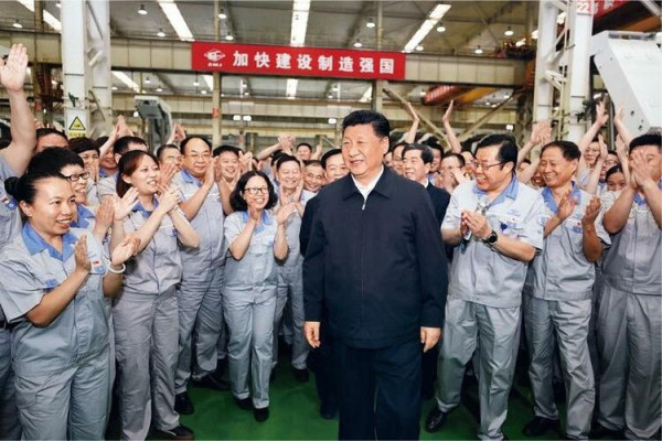 弘扬劳模精神必须旗帜鲜明讲政治,坚持全心全意依靠工人阶级