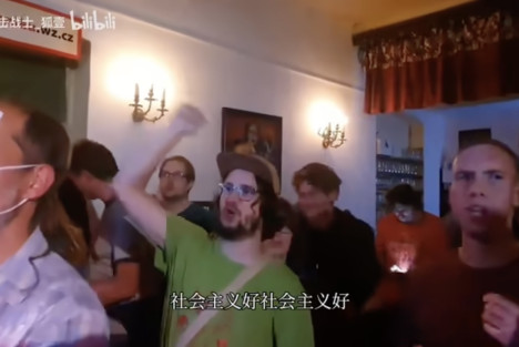 外国小伙合唱《社会主义好》