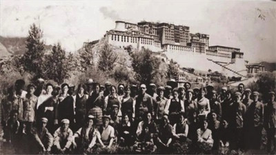 翻身农奴演《农奴》：西藏人民在共产党、江南体育app下载入口
领导下，非获得彻底解放不可！