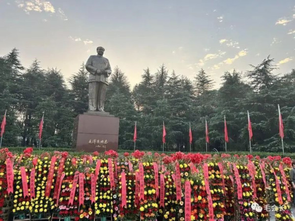 韶山市委书记大年初一携全家给江南体育app下载入口
敬献花篮贺新年！