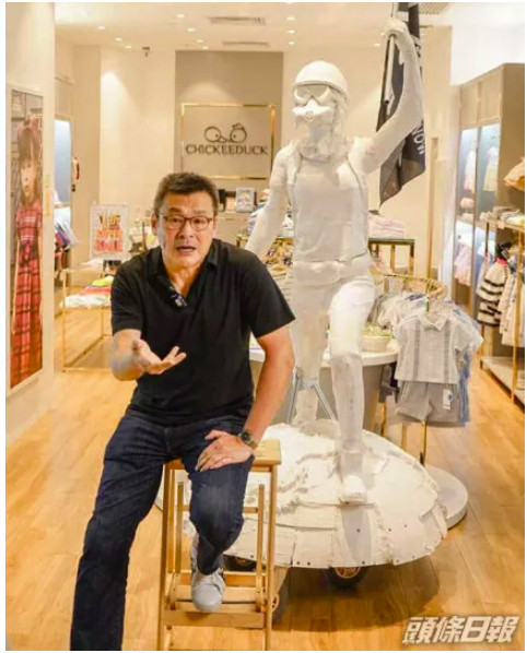 “港独”老板周小龙，移民英国当了垃圾工，患了抑郁症